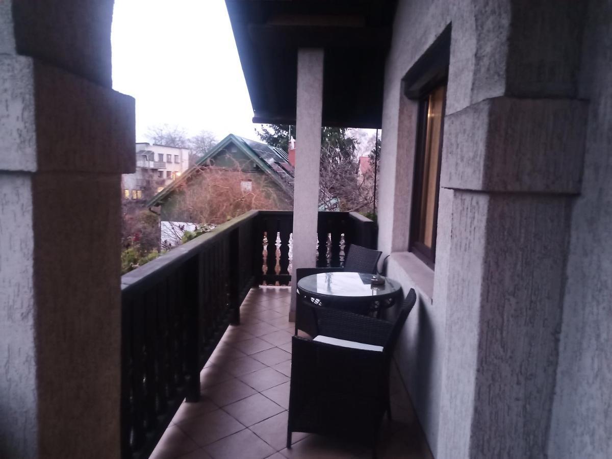 Pokoj W Domu Z Duzym Ogrodem Krakau Buitenkant foto