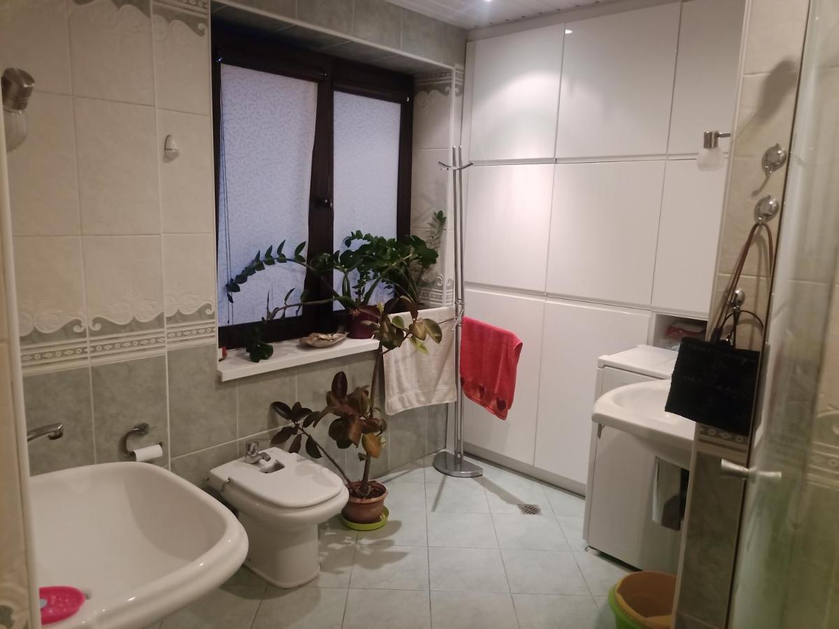 Pokoj W Domu Z Duzym Ogrodem Krakau Buitenkant foto