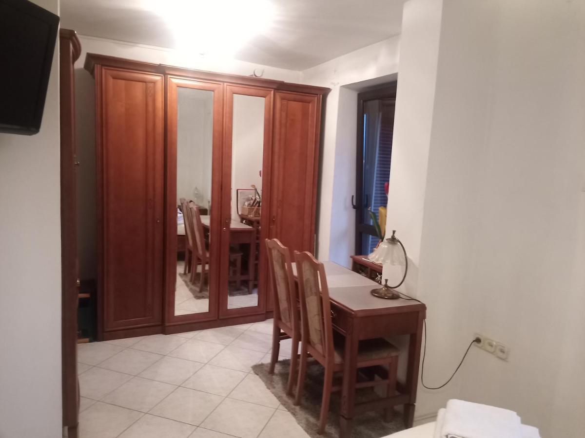 Pokoj W Domu Z Duzym Ogrodem Krakau Buitenkant foto