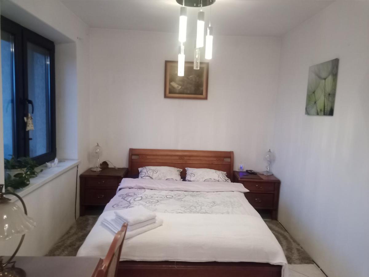 Pokoj W Domu Z Duzym Ogrodem Krakau Buitenkant foto